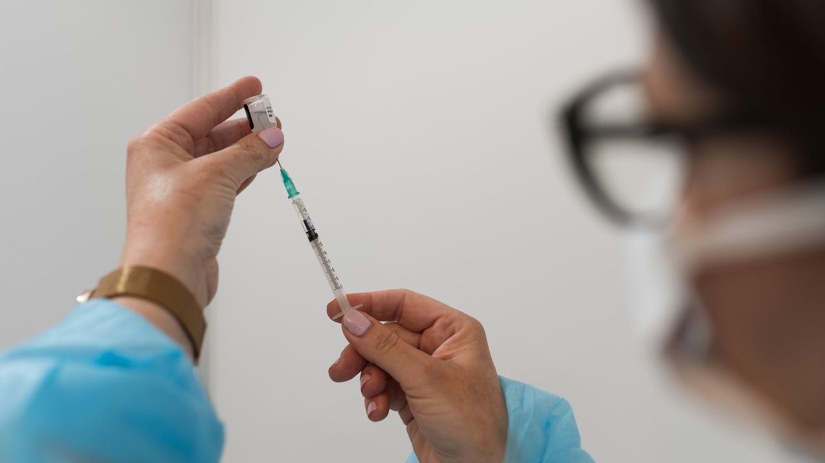 S očkováním i bez. Studie odhalila, jaká je pravděpodobnost nákazy doma
